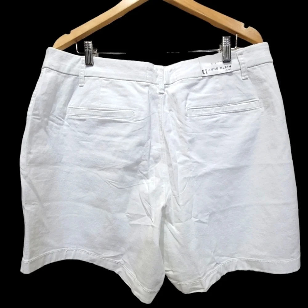 NWT Anne Klein Size 20 Cotton/Spandex Blend White Jean Chino Shorts with Pockets
